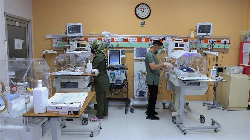 Prematüre ikiz bebekler, sağlık çalışanlarının "şefkat nöbeti" ile hayata tutundu