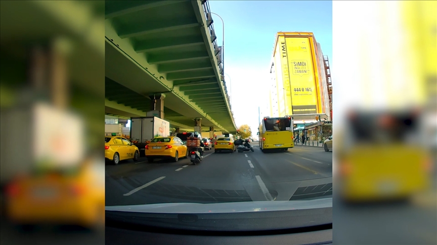 İstanbul\'da şerit değiştiren taksinin çarptığı motosikletlinin yola düşmesi kamerada