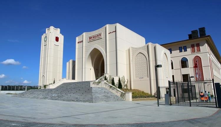 زانکۆی ئیبن خەلدون (İHÜ)، لە ڕێگەی مۆدێلی خوێندنی فرەزمان و سکۆلەرشیپەکانەوە خوێندکارانی بە ڕووی جیهاندا دەکاتەوە