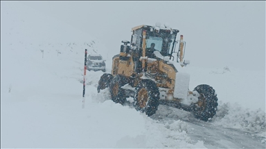 کردنەوەی ڕێگاوبانی ٤٤ ناوچەی نیشتەجێبوون لە هەکاری و مووش کە بەهۆی بارینی بەفرەوە داخرابوون