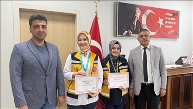 Li Mêrdînê jina ku sancûyên wê dest pê kirin mêrê wê yê ku tenduristvanê bi têlefonê rêberiya wî kir da welidandin