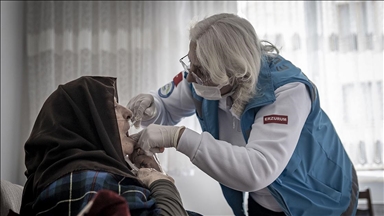 Yaşlıların evini diş kliniğine çeviriyor, bakıma muhtaç hastalara konfor sağlıyorlar