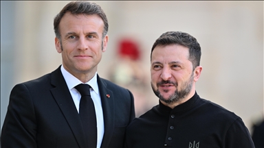 Zelensky et Macron signent une lettre d'intention sur le tarmac de Villacoublay