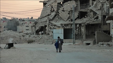 Сириските деца од Дараја, еден од најтешко погодените региони за време на војната, пешачат до училиште низ урнатините