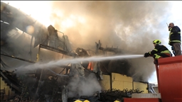 إخماد حريق ضخم اندلع في مبان تجارية ببغداد