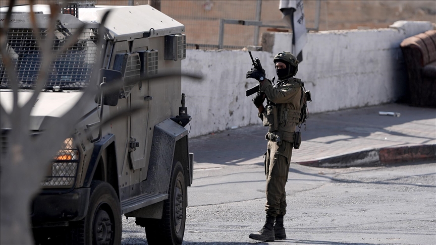 الجيش الإسرائيلي يقتحم مناطق بالضفة ويعتقل ويصيب فلسطينيين