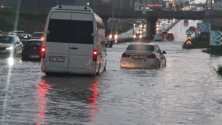 Paralajmërim për vërshime në Kosovë  në Prishtinë ndërpritet mësimi