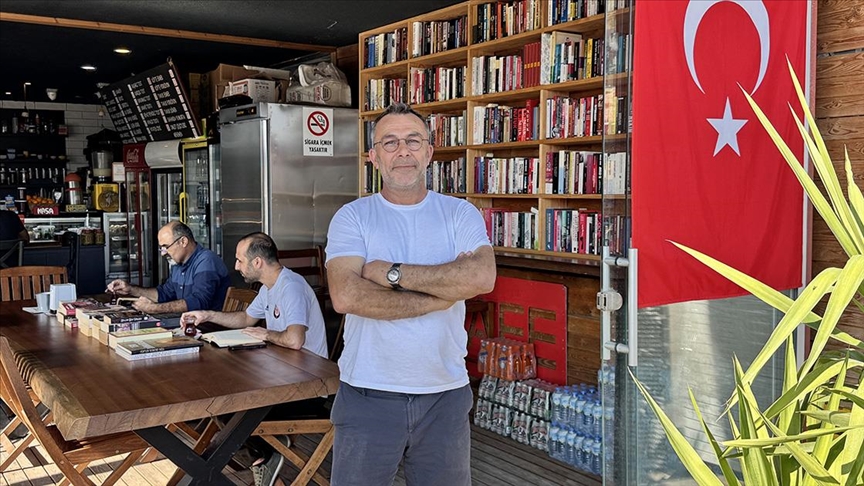 Bodrumlu esnaf kafeteryasında oluşturduğu kitaplıkla müşterilerini okumaya teşvik ediyor