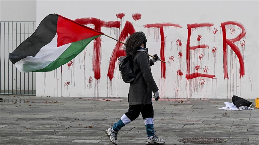 Almanya'da Filistin destekçileri Başbakanlık binasına kırmızı boyayla "failler" yazdı