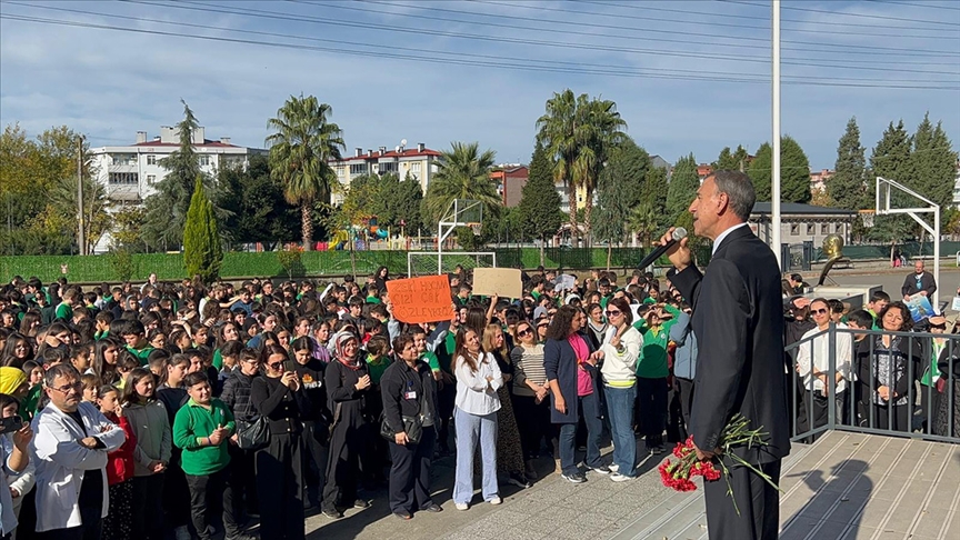 Samsun'da 43 yıllık Türkçe öğretmeni düzenlenen törenle öğrencilerine veda etti