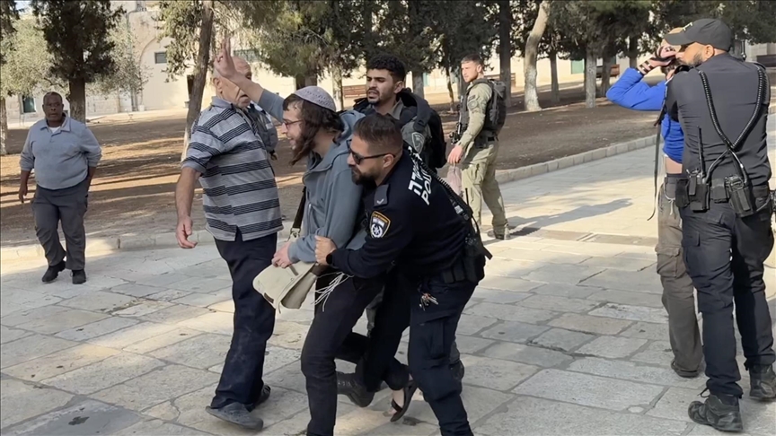 عدسة الأناضول ترصد محاولة مستوطنين اقتحام المسجد الأقصى