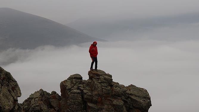 Kabut tebal ciptakan pemandangan menakjubkan di Pegunungan Aras, timur Turkiye