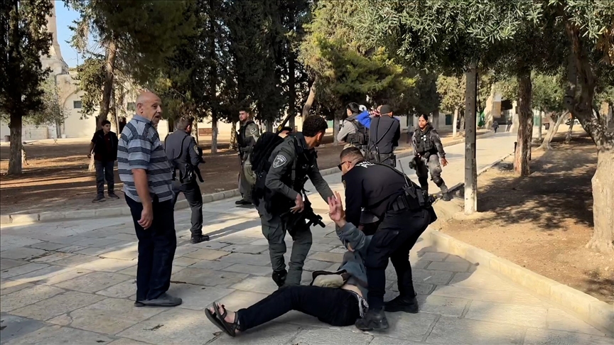 Журналисты агентства «Анадолу» засняли попытку израильтян ворваться в мечеть Аль-Акса