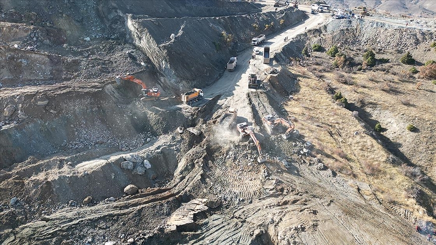 Sivas'ta demir madeni ocağında göçük altında kalan kişiyi arama çalışması sürüyor