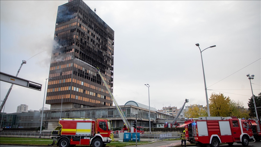 Хрватска: Пожар ја зафати зградата на „Вјесник“ во Загреб, гаснењето сè уште трае