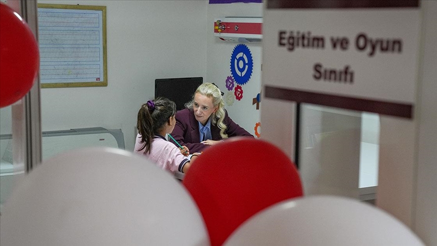 İzmir'de tedavileri nedeniyle okula gidemeyen çocukların sınıfı hastaneye taşınıyor