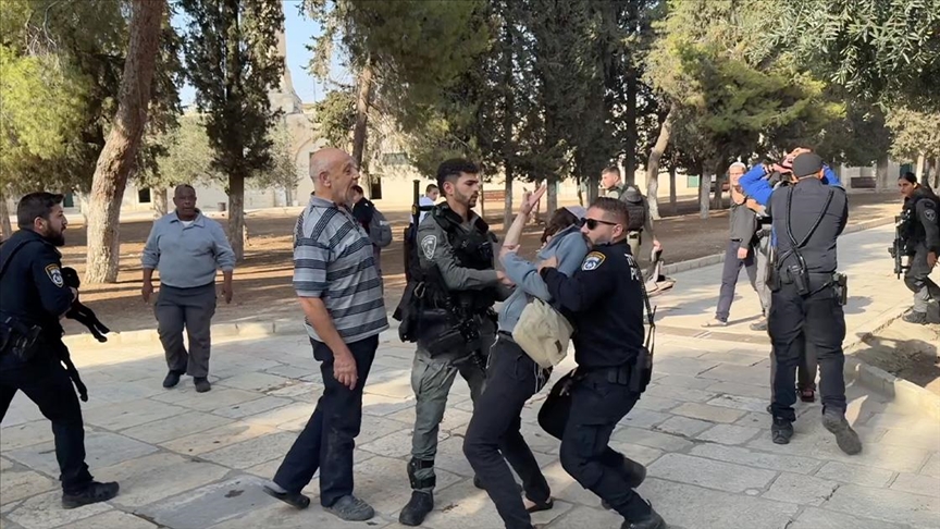 Pamjet kapin kolonët e paligjshëm izraelitë duke tentuar të bastisin Xhaminë Al Aksa