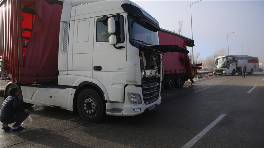 Li Erziromê otobêsa rêwiyan û TIR li hev qelibîn, 11 kes birîndar bûn