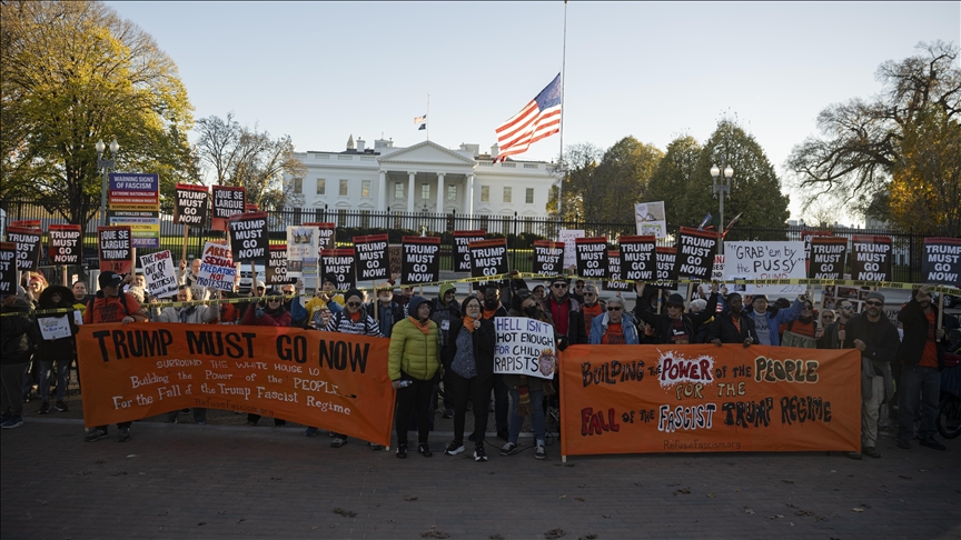 Демонстранти се собраа пред Белата куќа на протести против Трамп
