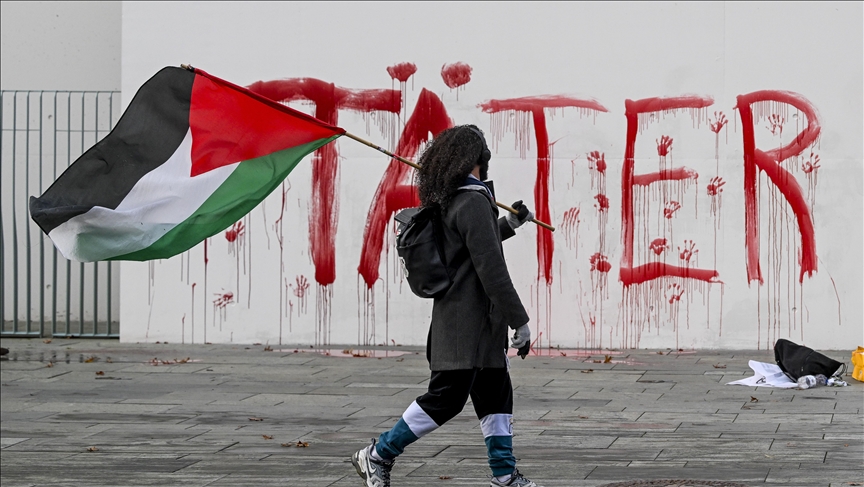 Aktivistët pro-palestinezë shkruajnë me ngjyrë të kuqe "autorë" në ndërtesën e kryeministrisë së Gjermanisë