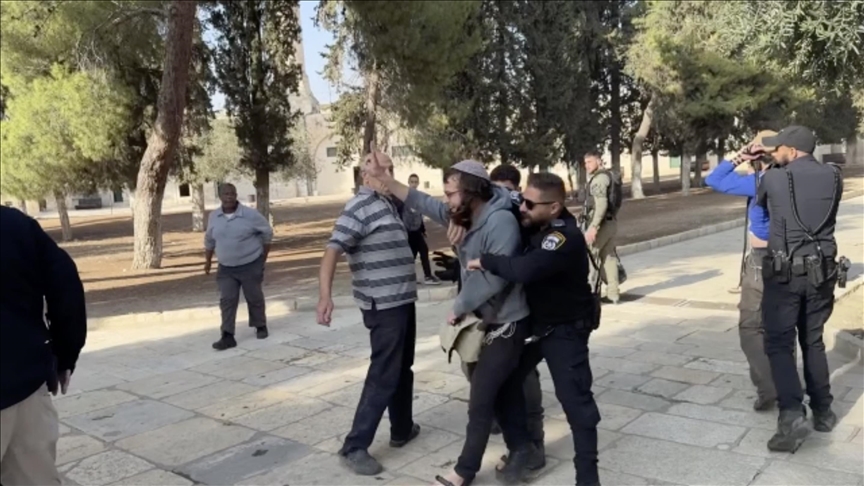 AA, Filistin topraklarını gasbeden İsraillilerin Mescid-i Aksa'ya baskın girişimini görüntüledi