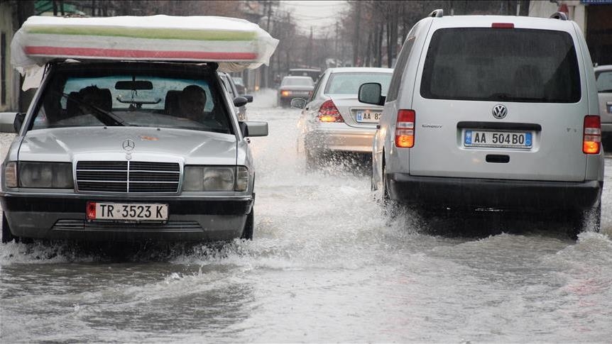 Shqipëria përfshihet nga moti i keq, përmbytje në disa zona