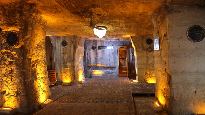 Li Şanliurfayê Mizgefta Şikeftê ya dîrokî ya ku di nava tehtan da hatiye vedan li benda mêvanên xwe ye