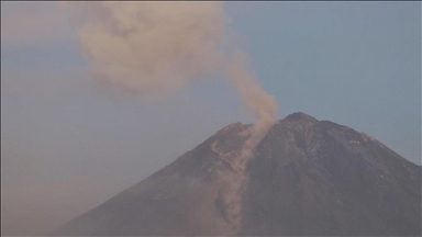 قذف رماده بارتفاع 800 مترا.. ثوران بركان سيميرو في إندونيسيا