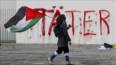 Almanya'da Filistin destekçileri Başbakanlık binasına kırmızı boyayla "failler" yazdı