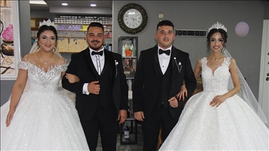 Antalya'da iki kardeş babaları ve amcaları gibi aynı gün evlendi