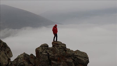 Kabut tebal ciptakan pemandangan menakjubkan di Pegunungan Aras, Turkiye