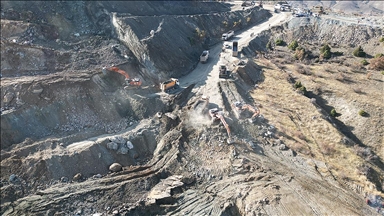 Sivas'ta demir madeni ocağında göçük altında kalan kişiyi arama çalışması sürüyor