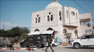 الجيش الإسرائيلي يغلق بلدة بالضفة ويطلق الرصاص على فلسطينيين