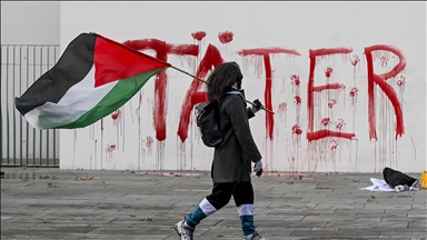 Aktivistët pro-palestinezë shkruajnë me ngjyrë të kuqe "autorë" në ndërtesën e kryeministrisë së Gjermanisë