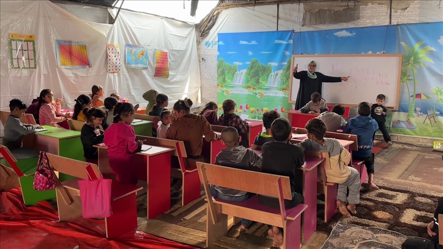 Fëmijët në Gaza ndjekin mësimet në tenda të improvizuara mes luftës