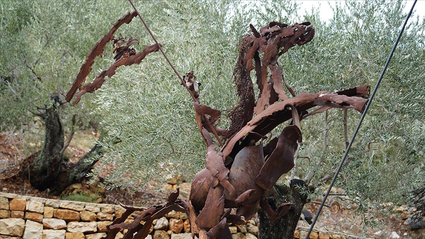 Lübnanlı sanatçı Nassar, şarapnel ve savaş kalıntılarını "barış mesajı taşıyan" eserlere dönüştürüyor