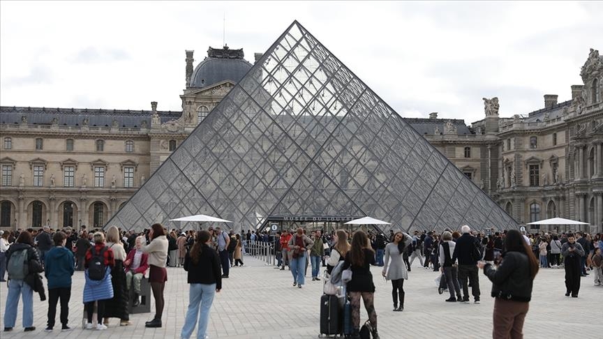 Over 20 emergency measures to be implemented at Paris' Louvre in wake of daytime heist