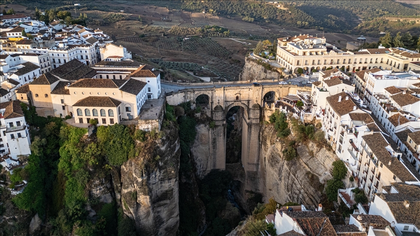 Ura Puente Nuevo e Rondës qëndron si një monument përfaqësues i qytetit andaluzian