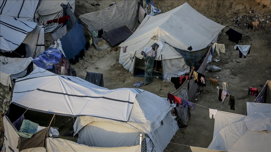 Raseljeni Palestinci u Gazi bore se s teškim vremenskim uvjetima u oskudnim šatorima