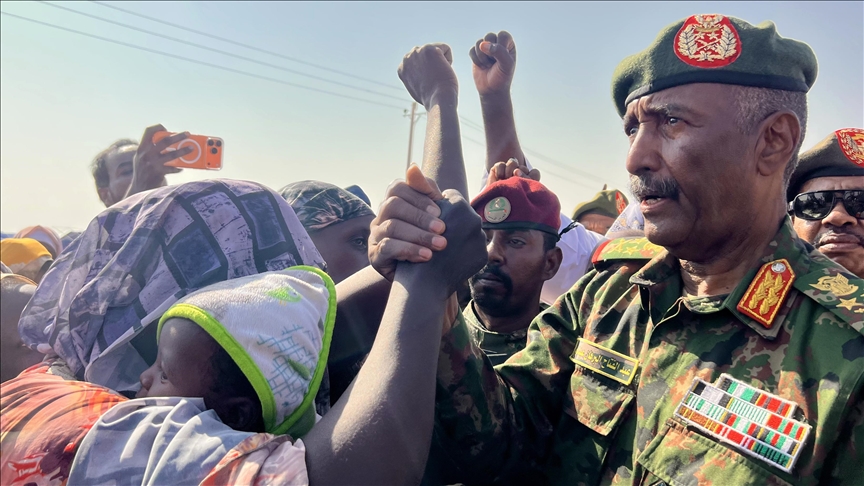 السودان.. البرهان يتفقد مناطق غربي الخرطوم وسط حشود شعبية