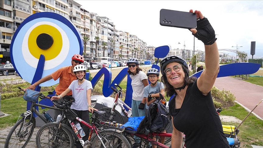 Bisikletle dünya turuna çıkan Fransız ailenin durağı İzmir oldu