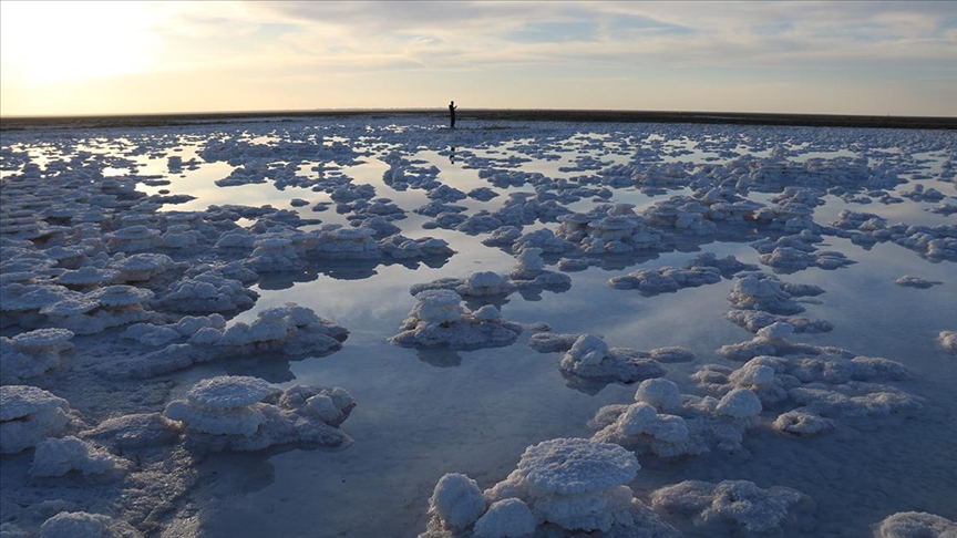Tuz Gölü\'nde oluşan kütleler fotoğraf tutkunlarının ilgisini çekiyor