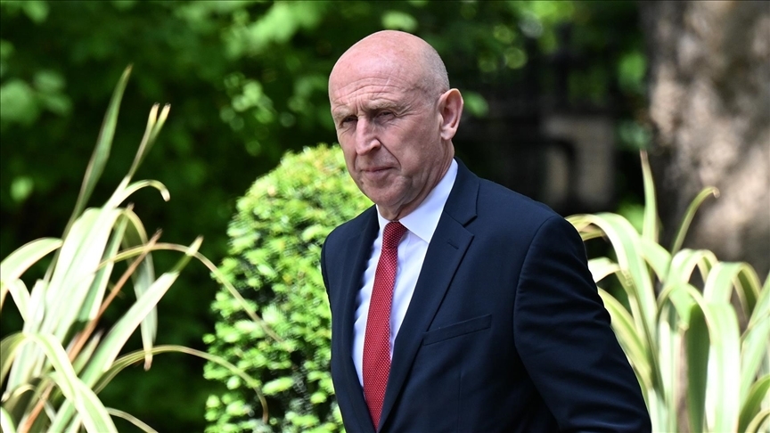 İngiltere Savunma Bakanı Healey, Rus istihbarat gemisi Yantar'ın İngiliz sularının sınırında olduğunu söyledi