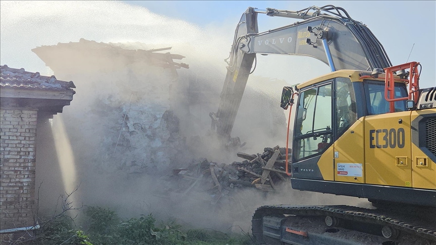 Sındırgı\'da hasarlı yapıların yıkımı sürüyor