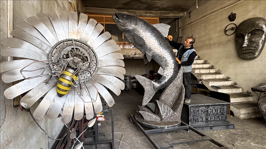 Peykertraşê Îranî bi 350 kîlogram hesinê xurde peykerê masîkefalê çêkir