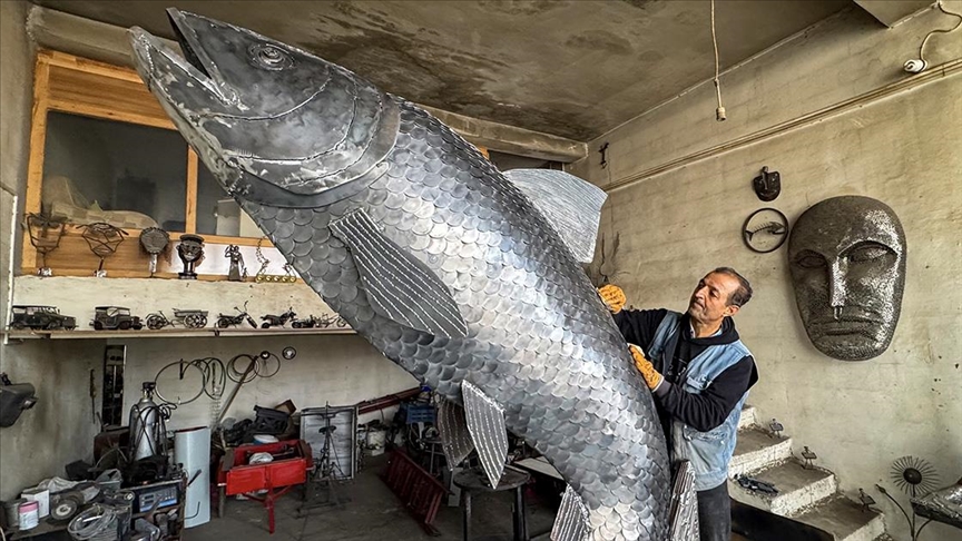 İranlı heykeltıraş 350 kilogramlık hurda demirden \