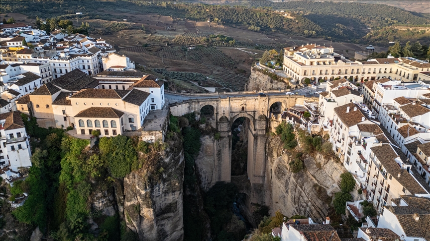 Ронда, градот над амбисот, со Пуентe нуево останува највпечатливиот симбол на јужна Шпанија