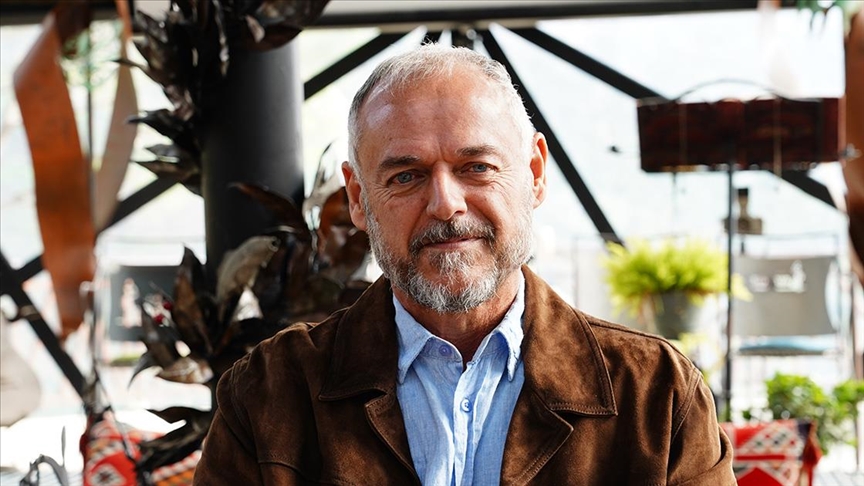 Lübnanlı sanatçı Nassar, şarapnel ve savaş kalıntılarını \