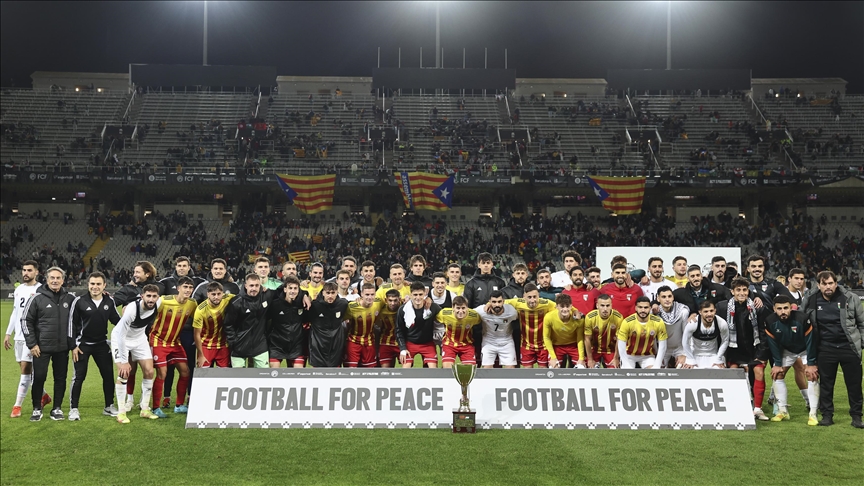 قدم.. أجواء تضامنية مع فلسطين في مباراة ودية أمام كاتالونيا