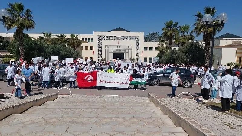 تونس.. مئات الأطباء يتظاهرون أمام البرلمان للمطالبة بزيادة الأجور